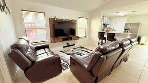 Smart TV, table football - Charming 3-bedroom house with WiFi in San Antonio near SeaWorld / Lackland AFB (San Antonio)