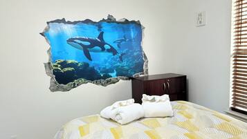 3 habitaciones, escritorio y tabla de planchar con plancha