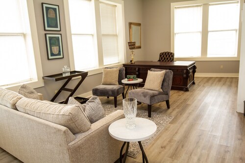 Luxe historic downtown 1-bedroom corporate apartment with WiFi, fitness room