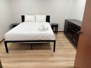 4 bedrooms, WiFi, bed sheets - 9 Beds-Sleeps 12-Gatekeeper Suite (Sandusky)