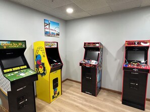 Game room - 9 Beds-Sleeps 12-Gatekeeper Suite (Sandusky)