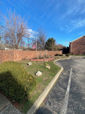 Property grounds - Modern 2BR Townhome, 1.5 Baths, Ideal for 30+ Day Stays, Workspace + Parking (Evansville)