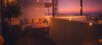 Modern Home with Parking 3AC & 1K&3Q beds, Netflix