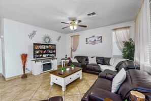 Smart TV, fireplace - Spacious 5-bedroom house in nice Peoria with Pool Table, WiFi, AC, KING BED (Peoria)