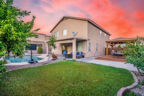 Outdoor pool - Spacious 5-bedroom house in nice Peoria with Pool Table, WiFi, AC, KING BED (Peoria)