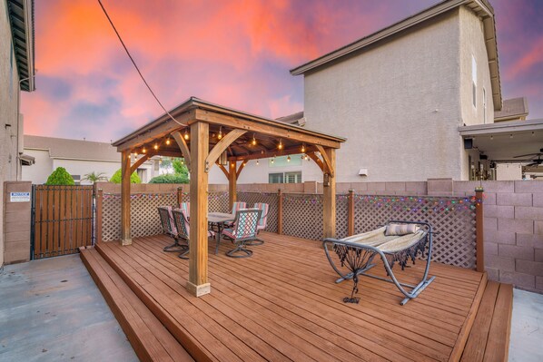 Outdoor dining - Spacious 5-bedroom house in nice Peoria with Pool Table, WiFi, AC, KING BED (Peoria)