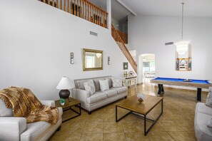 Una Smart TV, una chimenea