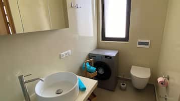 Dusch, hårtork, handdukar och tvål