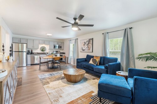 Modern Charming 3BR/2BA Home. Walking distance to Downtown Benton & Tyndall Park