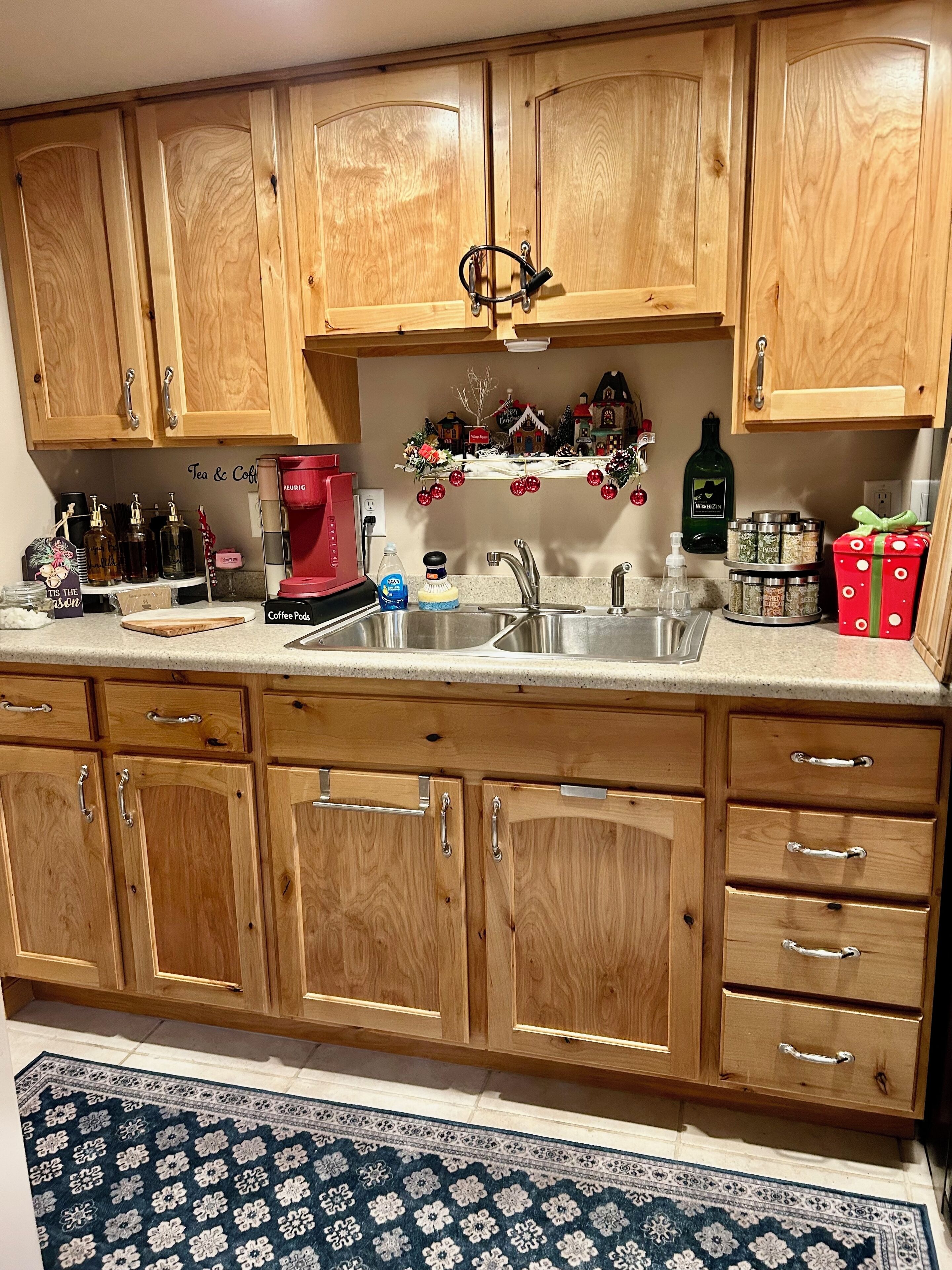 Fridge, microwave, oven, coffee/tea maker