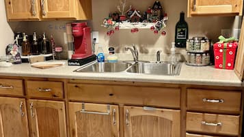 Refrigerador, microondas, horno y cafetera y tetera