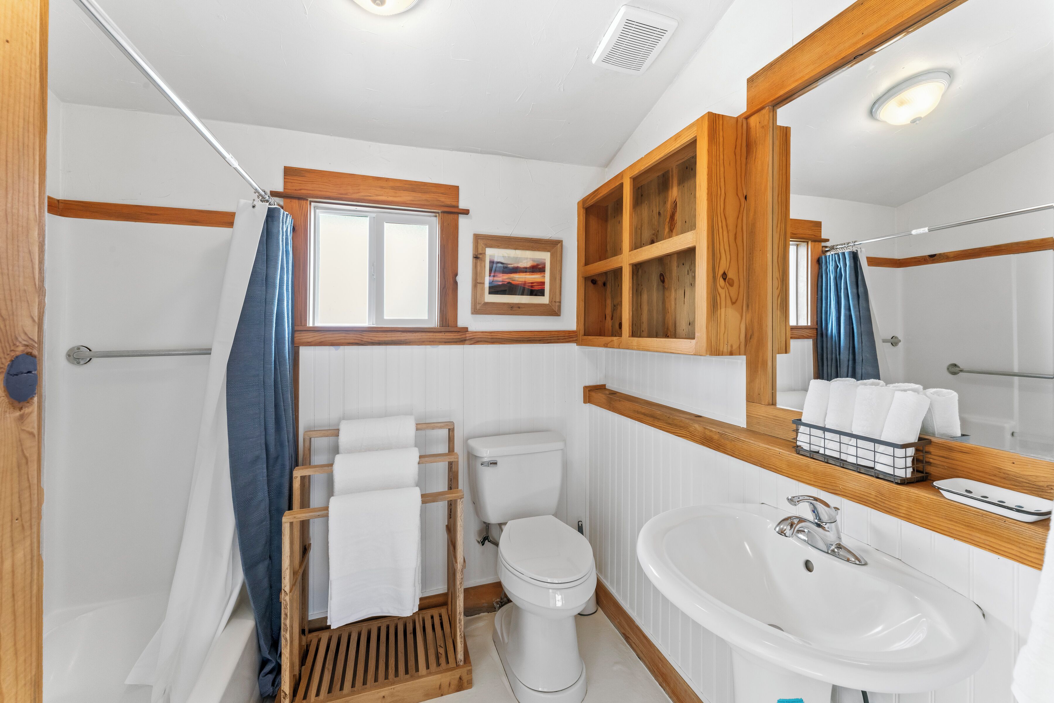 Een haardroger, handdoeken, zeep, shampoo