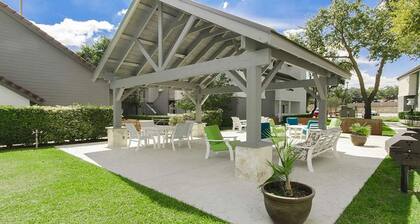 Modern, Stylish Apartment Fast WiFi, Fitness Center, Prime Location