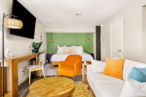 Modern, Stylish Apartment  Fast WiFi, Fitness Center, Prime Location