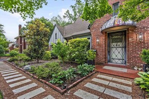 Exterior - Stunning 3 bed, 3 bath house [sleeps 8] in Midtown, 2min drive to Rhodes College (Memphis)
