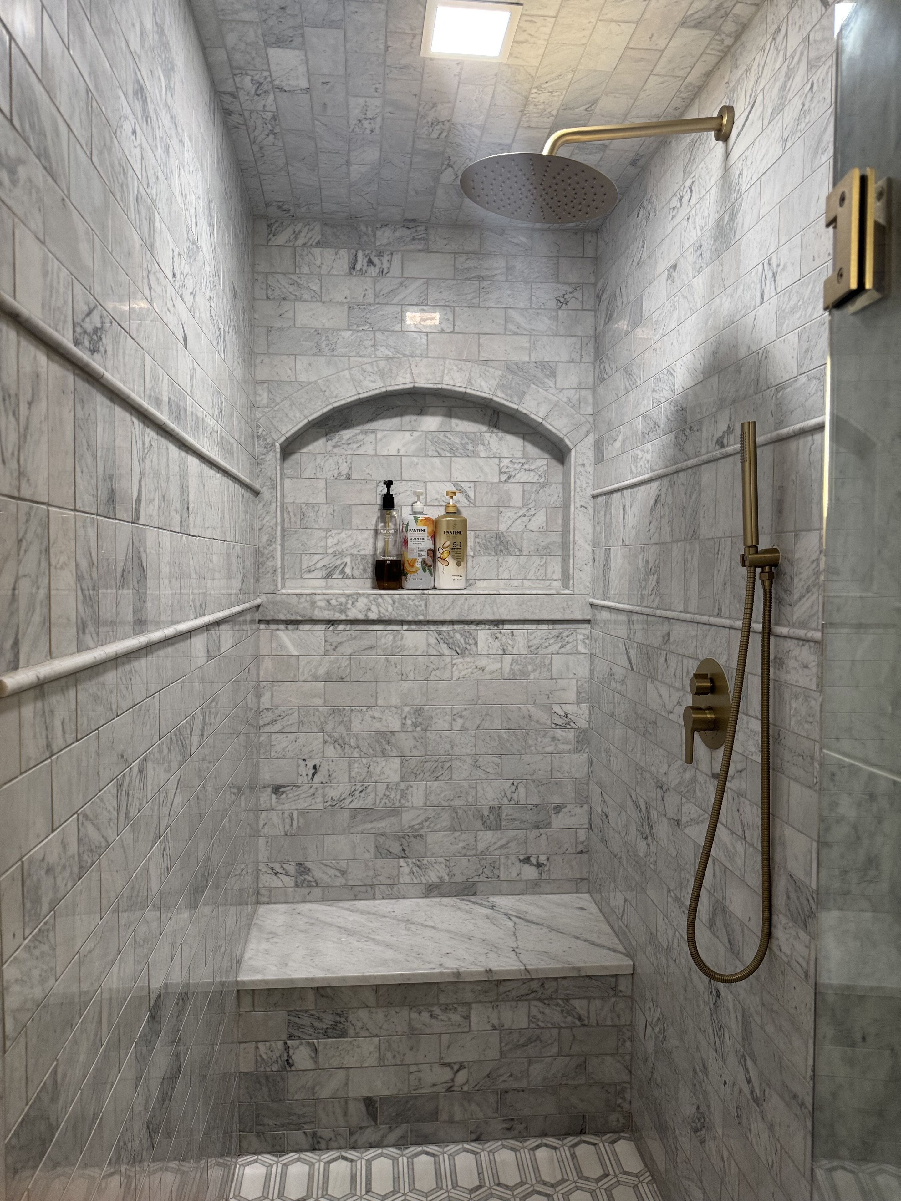 Douche, sèche-cheveux, serviettes fournies, savon