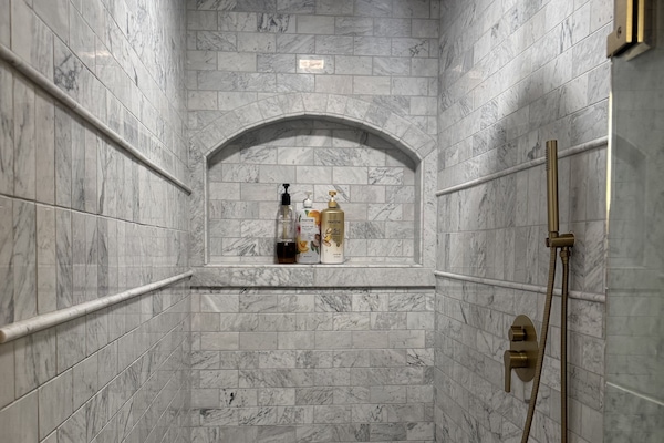 Douche, séchoir à cheveux, serviettes fournies, savon