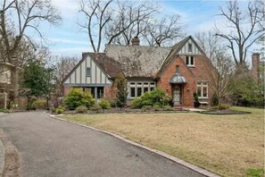 Exterior - Stunning 3 bed, 3 bath house [sleeps 8] in Midtown, 2min drive to Rhodes College (Memphis)