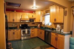 Fridge, microwave, oven, stovetop - Northeast Heights Nest: Pet-Friendly, Cozy, and Convenient (Albuquerque)