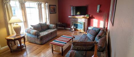 Een smart-tv en een open haard