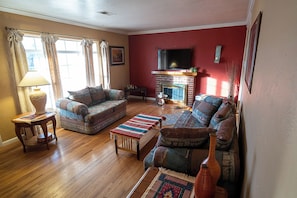 Smart TV, fireplace - Northeast Heights Nest: Pet-Friendly, Cozy, and Convenient (Albuquerque)