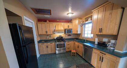 Northeast Heights Nest: Pet-Friendly, Cozy, and Convenient