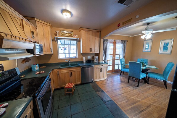 Fridge, microwave, oven, stovetop - Northeast Heights Nest: Pet-Friendly, Cozy, and Convenient (Albuquerque)