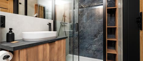 Dusche, kostenlose Toilettenartikel, Haartrockner, Handtücher