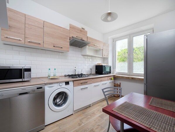 Fridge, microwave, oven, stovetop