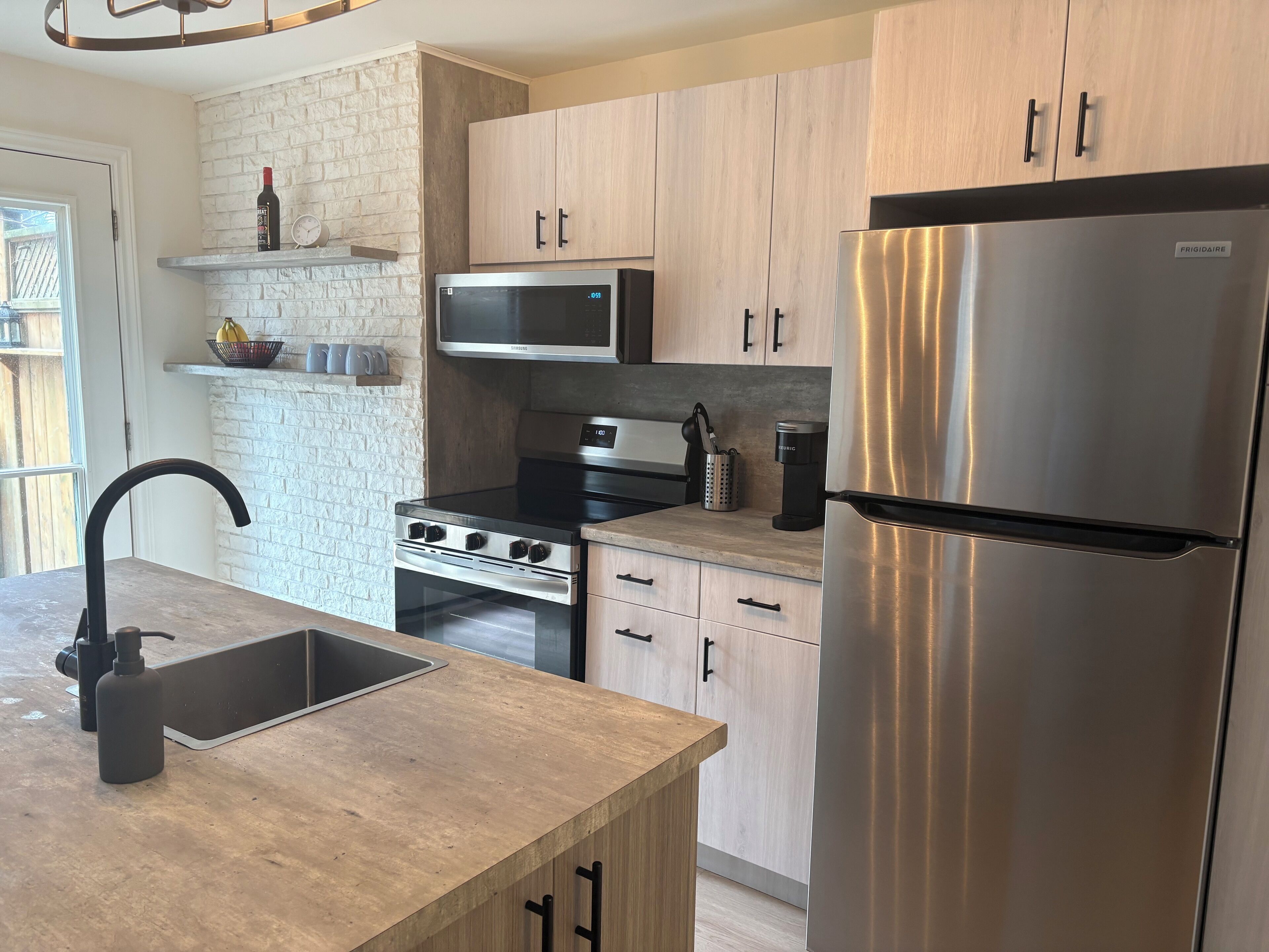 Geladeira, micro-ondas, fogão, cooktop