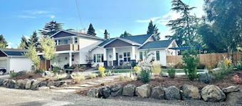 Gorgeous poolside/hot tub suite in wine country, near biking and theatre.
