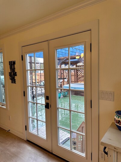 Gorgeous poolside/hot tub suite in wine country, near biking and theatre.