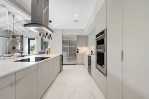Micro-ondes, four, plaque de cuisson, lave-vaisselle