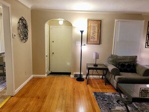 Interior - Comfy 3 Bedroom Detroit Getaway- (Detroit)