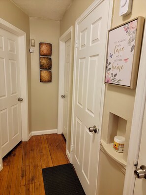 Interior - Comfy 3 Bedroom Detroit Getaway- (Detroit)