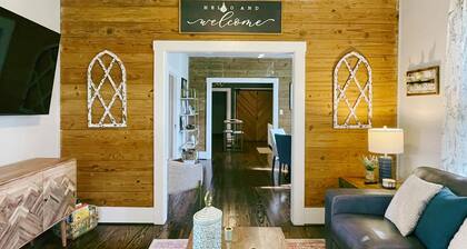 The Baum Suite: Charming 1950s Gem in Schulenburg ~New Owner~
