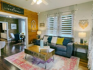 Living area - The Baum Suite: Charming 1950s Gem in Schulenburg ~New Owner~ (Schulenburg)