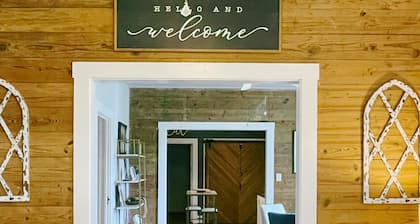 The Baum Suite: Charming 1950s Gem in Schulenburg ~New Owner~