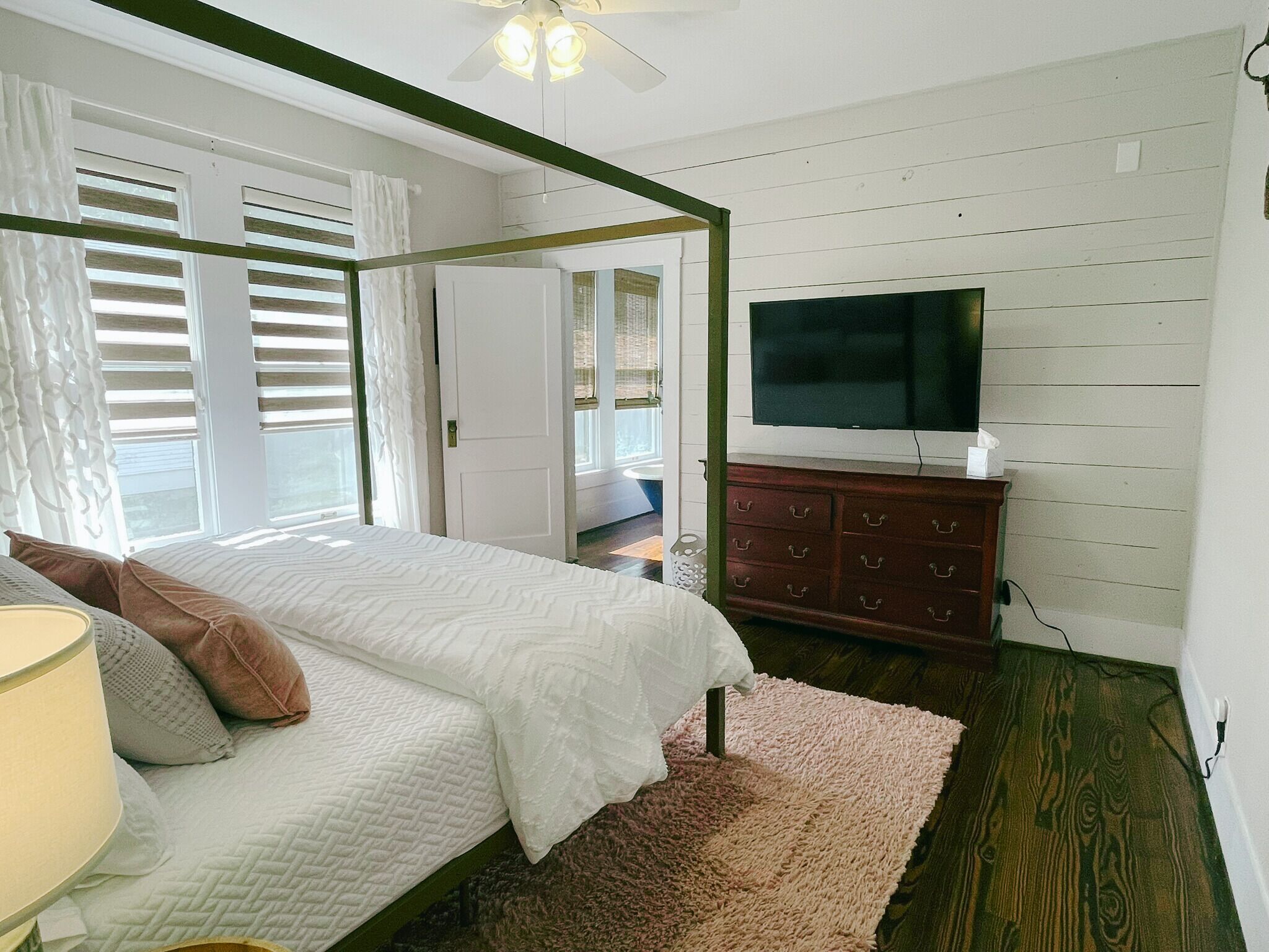 2 habitaciones, tabla de planchar con plancha, wifi y ropa de cama 