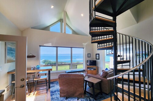 Ocean Front Cottage! Dog Friendly! Sleeps up to Four!