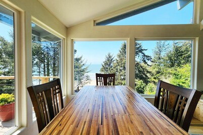 Ocean View in Otter Rock! Wood Stove! Surfing~Otter Rock Hideaway