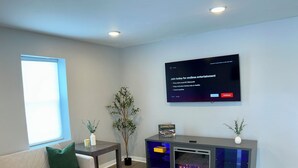 Una sala de estar moderna con un sofá, una mesa de centro y un mueble para el entretenimiento.