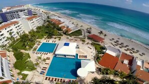 Un complexe hôtelier doté de plusieurs piscines, d’une plage et offrant une vue sur l’océan.