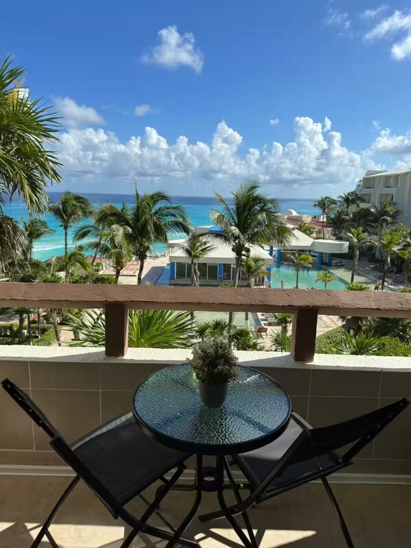 Outdoor dining - Charming Oceanfront 1-Bedroom Loft with Stunning Views (Cancún)