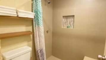 Een douche, een haardroger, handdoeken, zeep