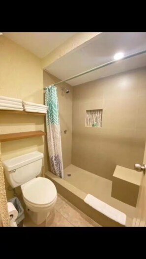 Dusj, hårføner, håndklær og såpe