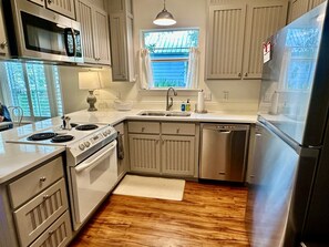 Refrigerador, microondas, horno y parrilla de estufa 