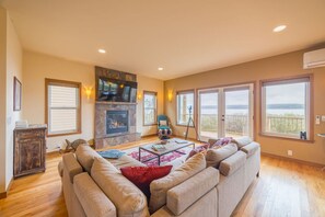 TV, fireplace