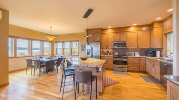 Geladeira, micro-ondas, fogão, cooktop