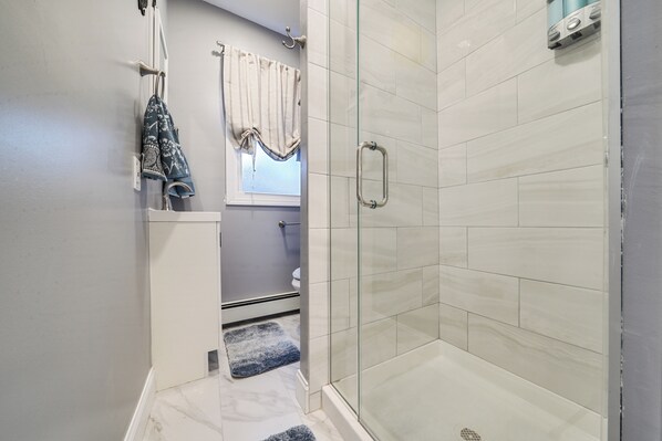 Een douche, een haardroger, handdoeken, zeep